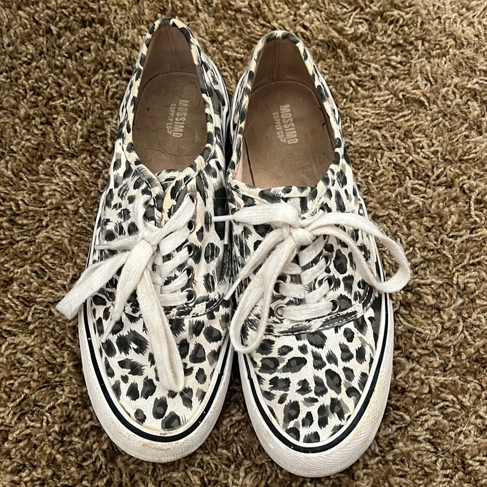 Black and white cheetah print tennis shoes
